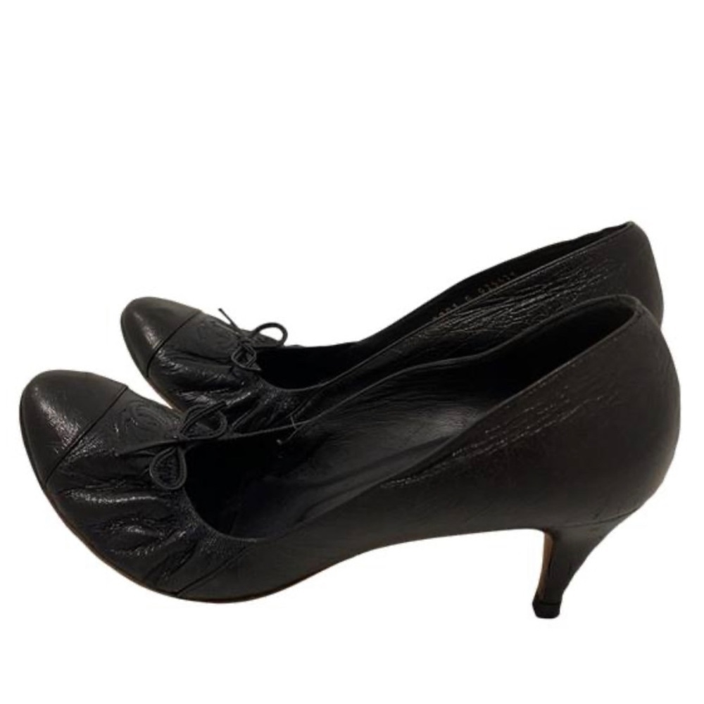 Chanel Black Leather Elastic Capital Pump. Size 39.5